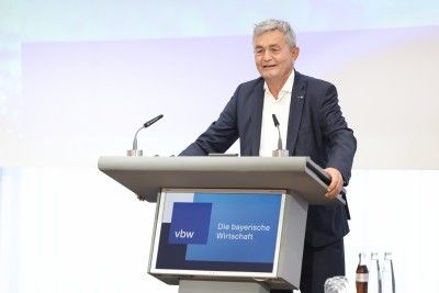 vbw Hauptgeschäftsführer Bertram Brossardt hält seine Begrüßungsrede