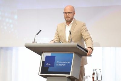 StM Fabian Mehring betont die Wichtigkeit eines europäischen KI-Champions für die technologische Unabhängigkeit