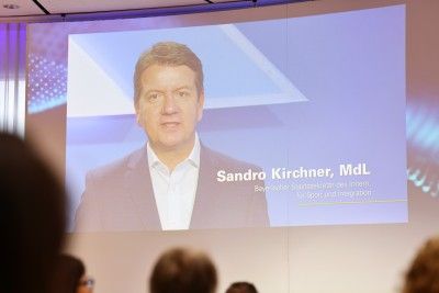 StS Sandro Kirchner fordert in einer Videoeobotschaft eine Sicherheitspartnerschaft zwischen Wirtschaft und Staat