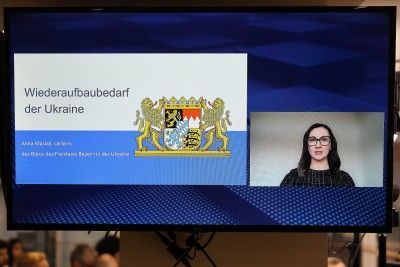 Anna Maslak informiert aus der Ukraine &uuml;ber den aktuellen Bedarf der Ukraine und das Service-Angebot des Freistaats Bayern