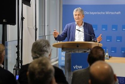 Bertram Brossardt h&auml;lt seine Begr&uuml;&szlig;ungsrede