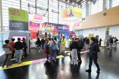 Schüler*innen informieren sich am bayme vbm Stand.
