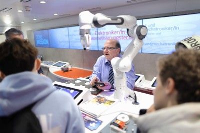 Im M+E Truck können sich die Jugendlichen über M+E Berufe informieren.