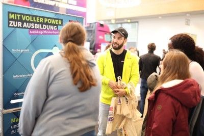 Die Infoteamer der AusbildungsOffensive-Bayern informieren über interessante Ausbildungsberufe und zur Berufswahl.