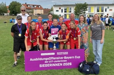 Die Siegerinnen mit Pokal und Medaillen