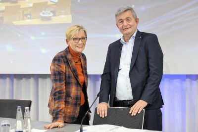 (v.l.n.r.) bayme vbm Vizepräsidentin Ingrid Hunger gemeinsam mit bayme vbm Hauptgeschäftsführer Bertram Brossardt