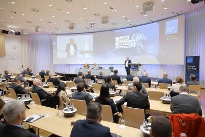 bayme vbm Hauptgeschäftsführer Bertram Brossardt informiert über die Arbeit der Verbände. 