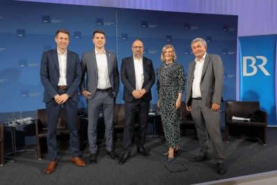 Gruppenbild der Panelisten, v. l. n. r.: Florian Hohenwarter, Bal&aacute;zs Nagy, Moderator Stephan Lina, Wirtschaftsjournalist, Bayerischer Rundfunk, Prof. Dr. Rafaela Kraus und Bertram Brossardt