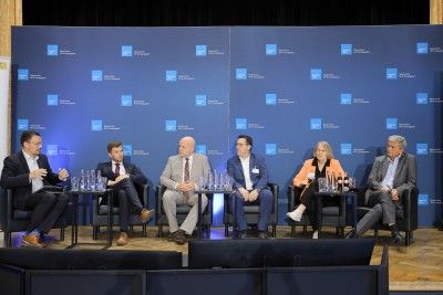 v. l. n. r.: Moderator Christoph Raithel, Referent der Gesch&auml;ftsleitung, Bayern Innovativ GmbH, Mathias Schadl, G&ouml;tz Witzel, J&uuml;rgen Zinecker, Dr. Sabine Jarothe und Bertram Brossardt