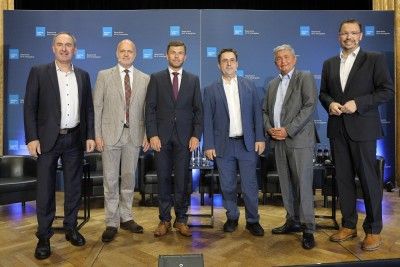 Gruppenbild der Kooperationspartner und Panelisten, v. l. n. r.: Staatsminister Hubert Aiwanger MdL, G&ouml;tz Witzel, Mathias Schadl, J&uuml;rgen Zinecker, Bertram Brossardt und Christoph Raithel 