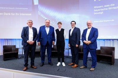 Gruppenfoto der Teilnehmer*innen der Podiumsdiskussion