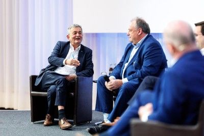 Bertram Brossardt moderiert die Podiumsdiskussion