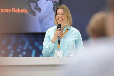 Carolin Richter, Head of Next Generation Robotics BMW Group, hält einen Vortrag über die wesentlichen Kriterien für den Einsatz von humanoiden Robotern im Industrieumfeld.