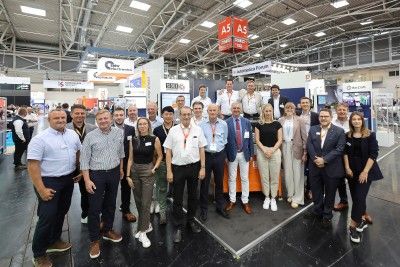 Gruppenbild der teilnehmenden Mitgliedsunternehmen am bayme vbm Gemeinschaftsstand