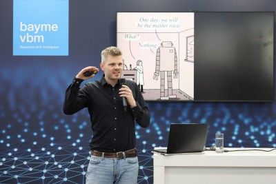 Dr. Jonathan T. Mall, Neuropsychologe und Gründer von Brain Hacker, spricht über das Wechselspiel zwischen Maschine und Mensch.