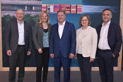 v.l.n.r.: Armin Riedl, Christine Völzow, Staatsminister Christian Bernreiter MdL, Dr. Petra Seebauer, Martin Gruber