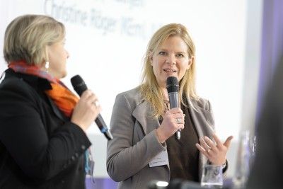 Christine V&ouml;lzow (rechts) im Gespr&auml;ch mit Christine R&ouml;ger, Leiterin Kompetenzzentrum f&uuml;r Ern&auml;hrung (KErn)