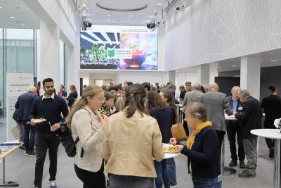 Beim Netzwerken in der Mittagspause