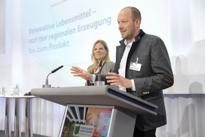 Schlussworte durch Christine V&ouml;lzow und Philipp Gloning, Leiter Referat G2 &ndash; Ressortforschung, Innovationen, Bayerisches Staatsministerium f&uuml;r Ern&auml;hrung, Landwirtschaft, Forsten und Tourismus